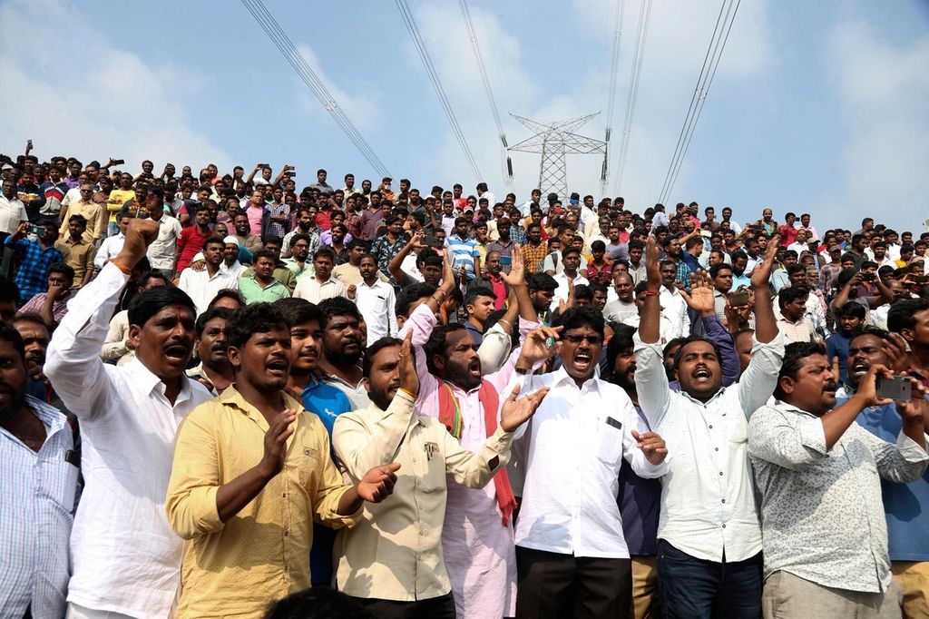 A crowd at the scene of the shooting chant songs praising police in Shadnagar. AP Photo