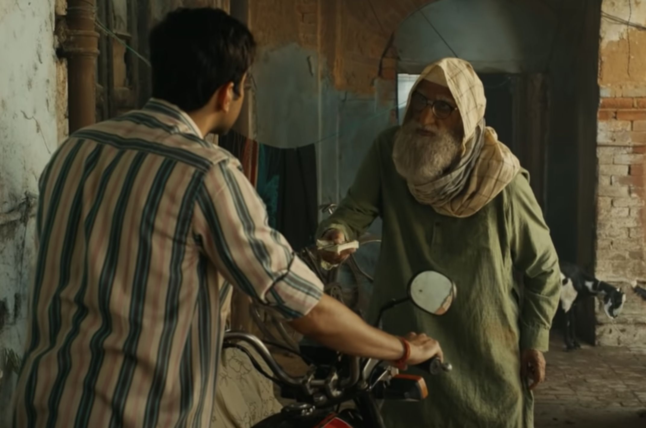 Gulabo Sitabo Review: A languid and sweet ode to an old way of life (KT24270612.PNG)