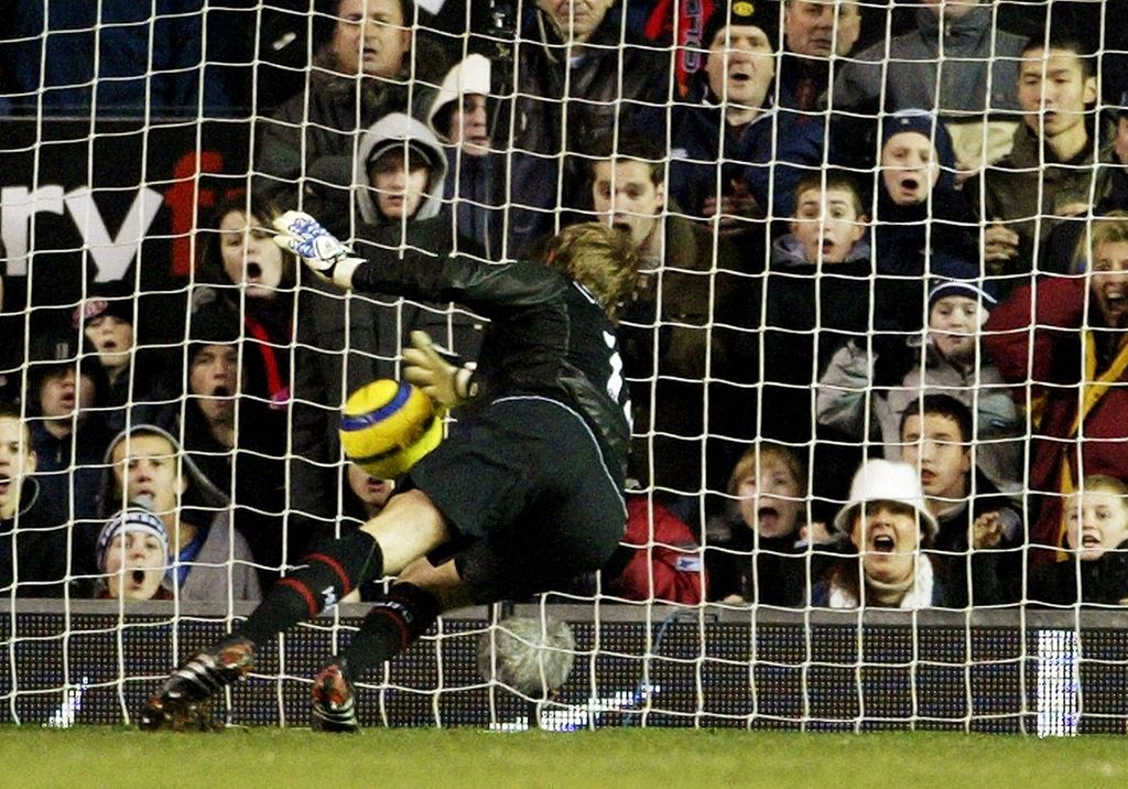 Manchester United's goalkeeper Carroll grabs for the ball during the game against Tottenham Hotspur in their English Premier league match at Old Trafford. Manchester United's goalkeeper Roy Carroll grabs for the ball from a shot from Tottenham's Miguel Pedro Mendes in their English Premier league soccer match at Old Trafford, Manchester, January 4, 2005. The match finished 0-0 with the shot from Tottenham's Mendes not being given as a goal after the ball crossed the line. NO ONLINE/INTERNET USAGE WITHOUT FAPL LICENCE. FOR DETAILS SEE WWW.FAPLWEB.COM REUTERS/Ian Hodgson