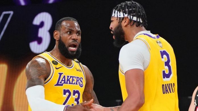 LeBron James and Anthony Davis encourage each other during the Lakers & # 39; Game 1 wins against the Miami Heat
