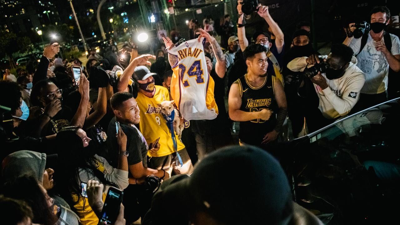 Lakers fans celebrate in front of the Staples Center. Image: Brandon Bell