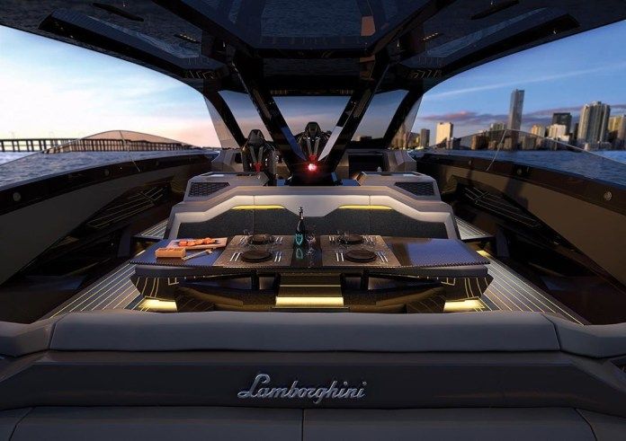The Lamborghini Tecnomar 63 reaches a top speed of 100 km / h