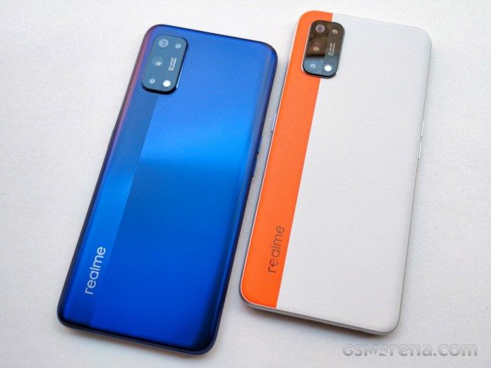 Realme 7 Pro Mirror Blue variant (left) with Realme 7 Pro SE (right)