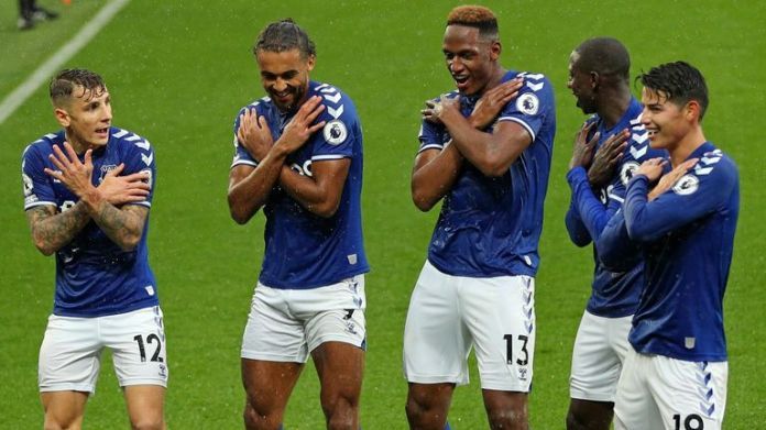 Yerry Mina celebrates his goal with his Everton teammates