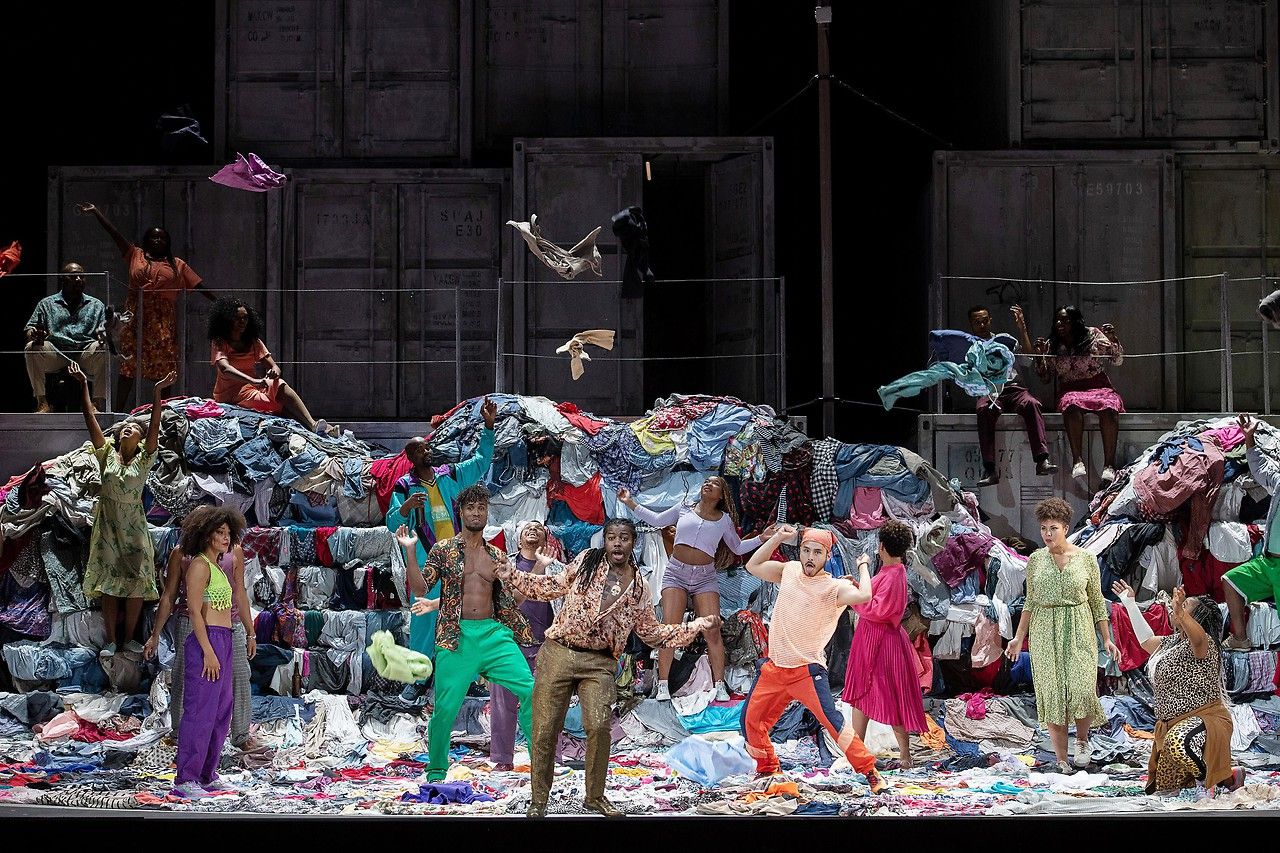 Scene from “Porgy and Bess” in the Theater an der Wien.