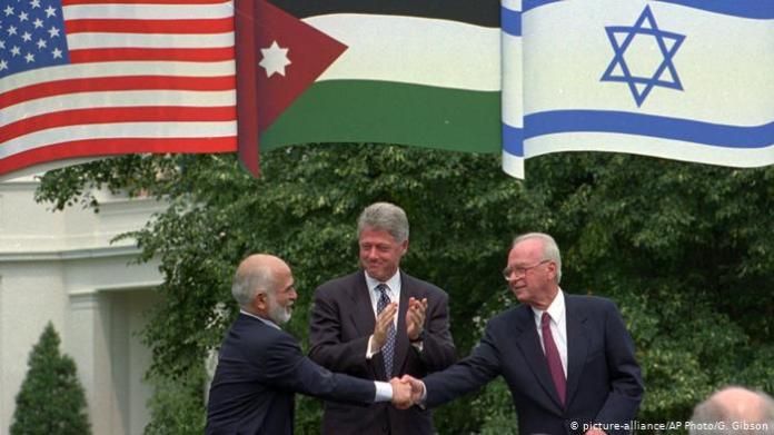 USA 1995 Declaration on the Middle East Conflict | King Hussein of Jordan & Bill Clinton & Jitzchak Rabin (picture-alliance / AP Photo / G. Gibson)