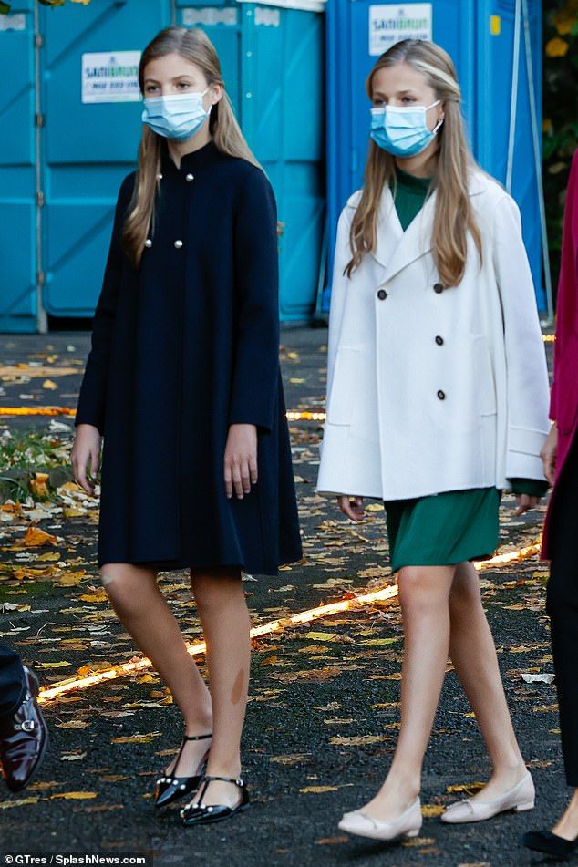 Both Princess Sofia (left) and Princess Leonor wore their long longs in half pants, while their mother wore her dark hair loosely around her shoulders