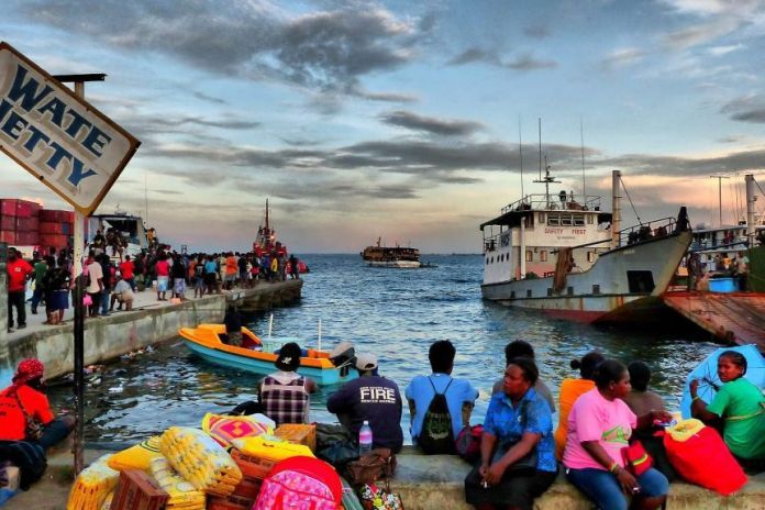 Para pemilih Pulau Solomon menunggu untuk pulang