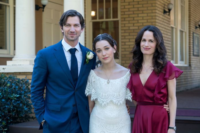 victoria pedretti as nell crain, with michiel huisman as steven crain and elizabeth reaser as shirley crain, in a production for the urgency of hill house