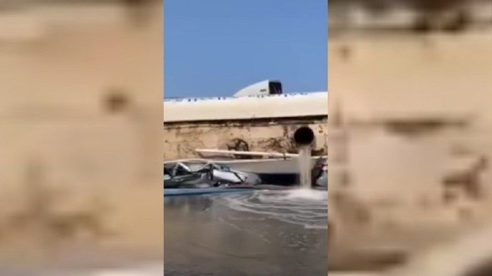 Saudi Arabia .. Two people were killed and five wounded when a tanker capsized on 3 cars - video