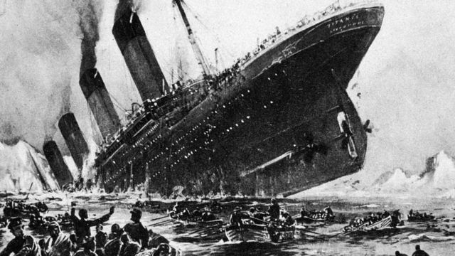 Reconstitution of the sinking of the Titanic, which in the image is tilted, surrounded by several boats