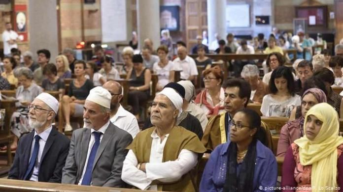 Italy Participants of the Muslim community in the Santa Maria Caravaggio Church (picture-alliance / dpa / F. Lo Scalzo)
