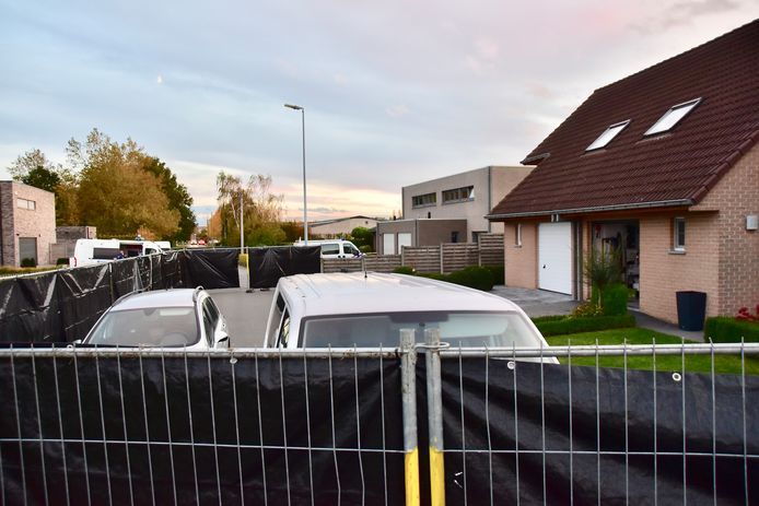 The area around the house where the family drama in Gullegem took place, was hermetically sealed off to prying eyes.