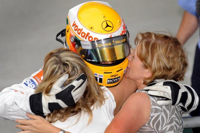 Hamilton hugged mom Carmen and stepmom Linda on the way to his first F1 crown