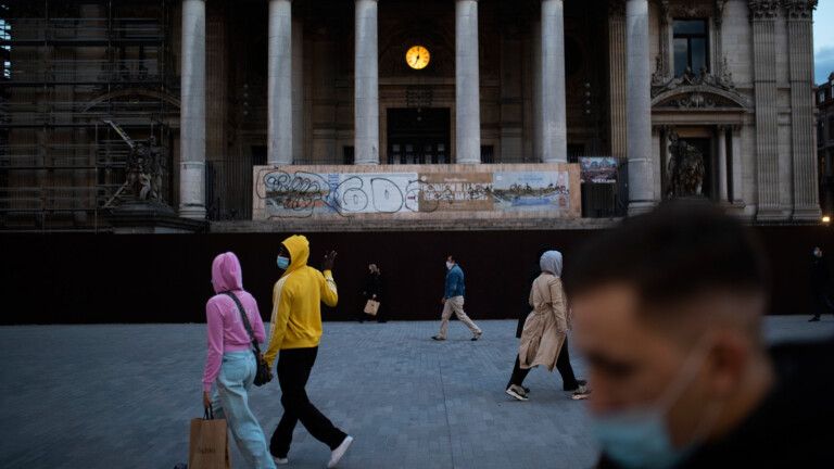 Passers-by in Brussels with face mask (Photo: AP)