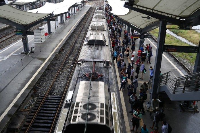 Brazil: A woman survives being run over under a train