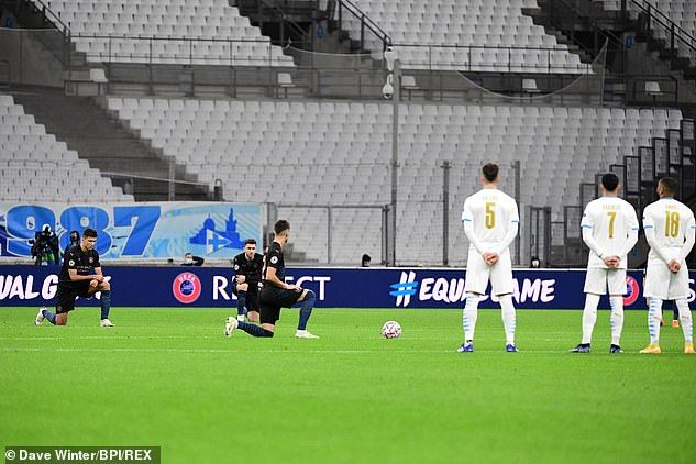 Instead, the Ligue 1 players chose to stand around the center circle and watch City by the knee