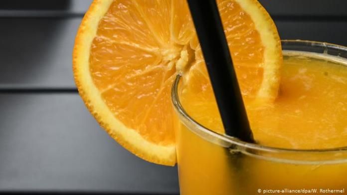 Freshly squeezed orange juice in a glass (picture-alliance / dpa / W. Rothermel)