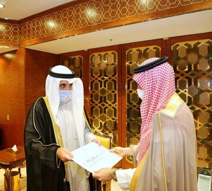 Custodian of the Two Holy Mosques receives a written message from the Emir of Kuwait