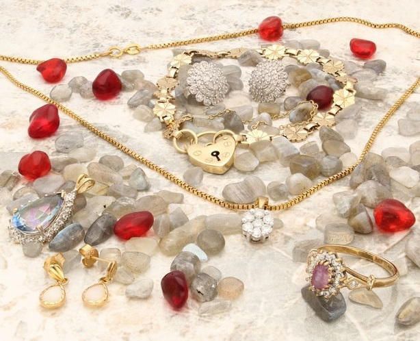 Dream job ... jewelry for 4,000 pounds sterling in exchange for special photos - watch