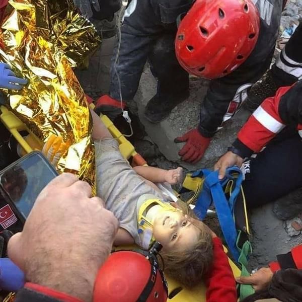 Saving a child from the rubble, 91 hours after the earthquake in Turkey, and this is what she asked her paramedics