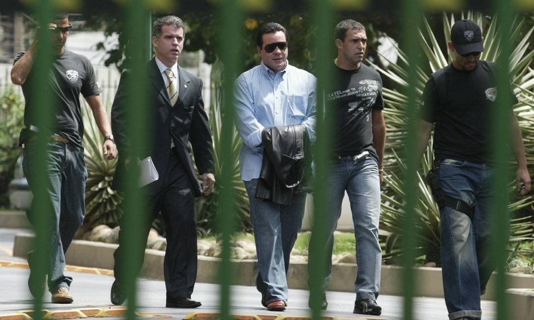 Slot mafia boss, Fernando Iggnácio hides his handcuffs with a jacket when leaving the building where he lives, in São Conrado, after being arrested on charges of attempted murder in October 2006 Photo: Guilherme Pinto / Agência O Globo