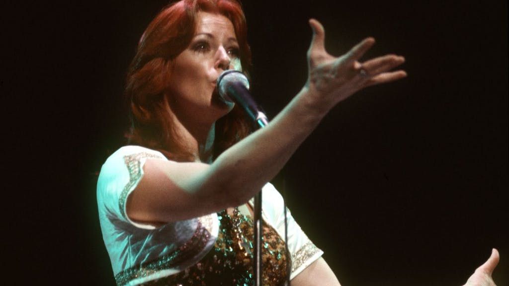 ARCHIVE - Anni-Frid Lyngstad from the Swedish pop group Abba, at a concert of the band in the Deutschlandhalle as part of their Germany tour. Photo: picture alliance / dpa