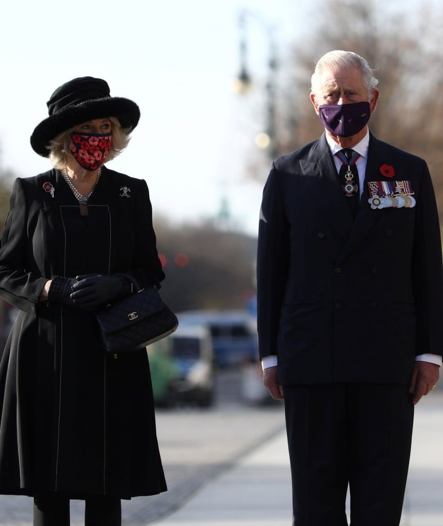 The British heir to the throne, Prince Charles, and his wife, Duchess Camilla, in Berlin. Both wore masks according to the regulations