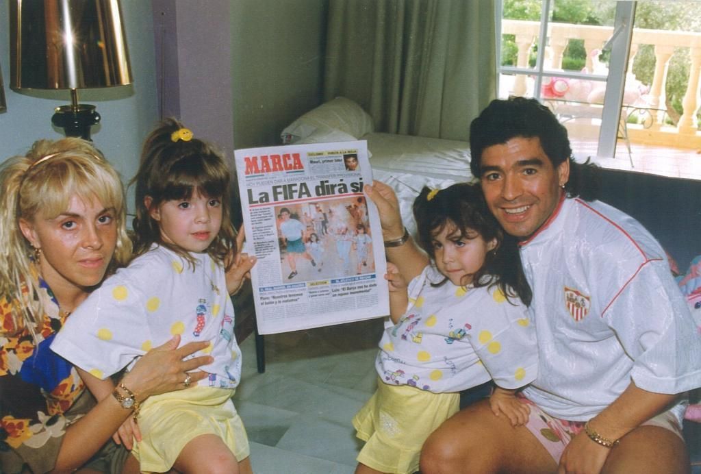 Claudia Villafañe, with her daughters Dalma and Gianinna and Diego.