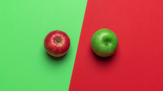 Image of a red apple on a green background and of a green apple on a red background.