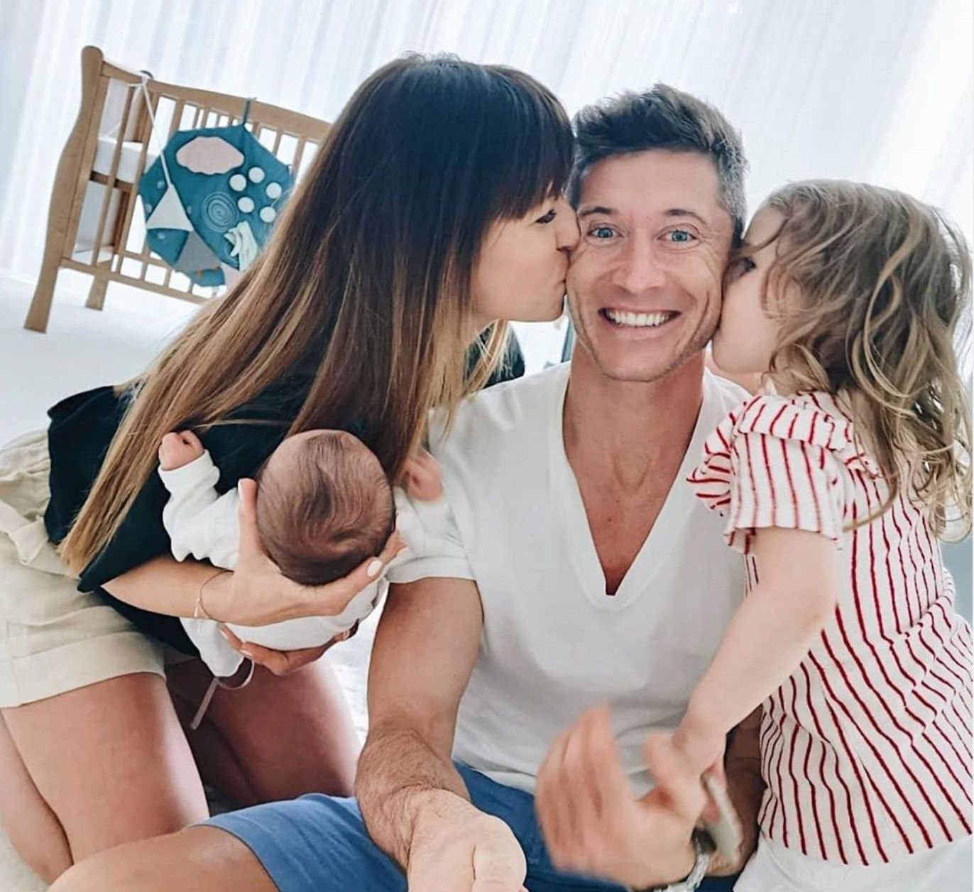 Robert Lewandowski Wife : Robert Lewandowski Comforted By His Wife Anna ...