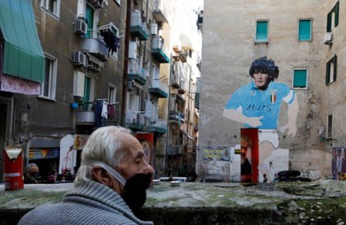 A mural by Maradona in the Forcella neighborhood. (REUTERS / Ciro De Luca)