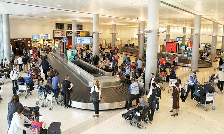 Abu-dhabi-Airport-passengers
