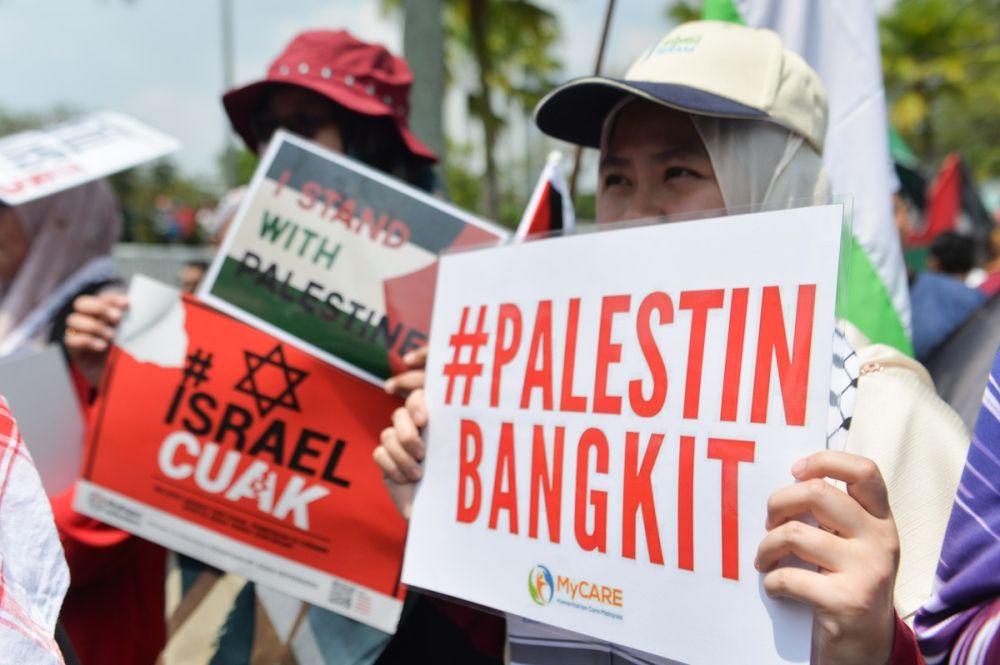 A large crowd gathers for the ‘Free Palestine’ rally in Masjid Negara Kuala Lumpur October 13, 2023. — Picture by Miera Zulyana