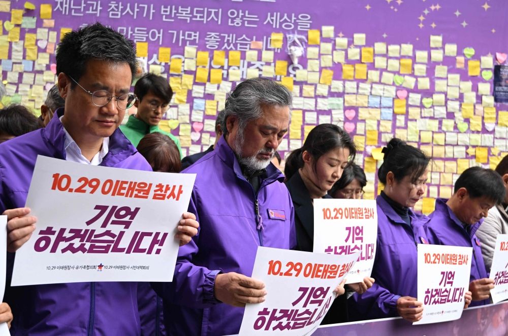 Families of Itaewon crush victims pay a silent tribute during an unveiling ceremony of a memorial street marker to remember the victims of the October 29, 2022 crowd crush that killed more than 150 people during Halloween celebrations. — AFP pic