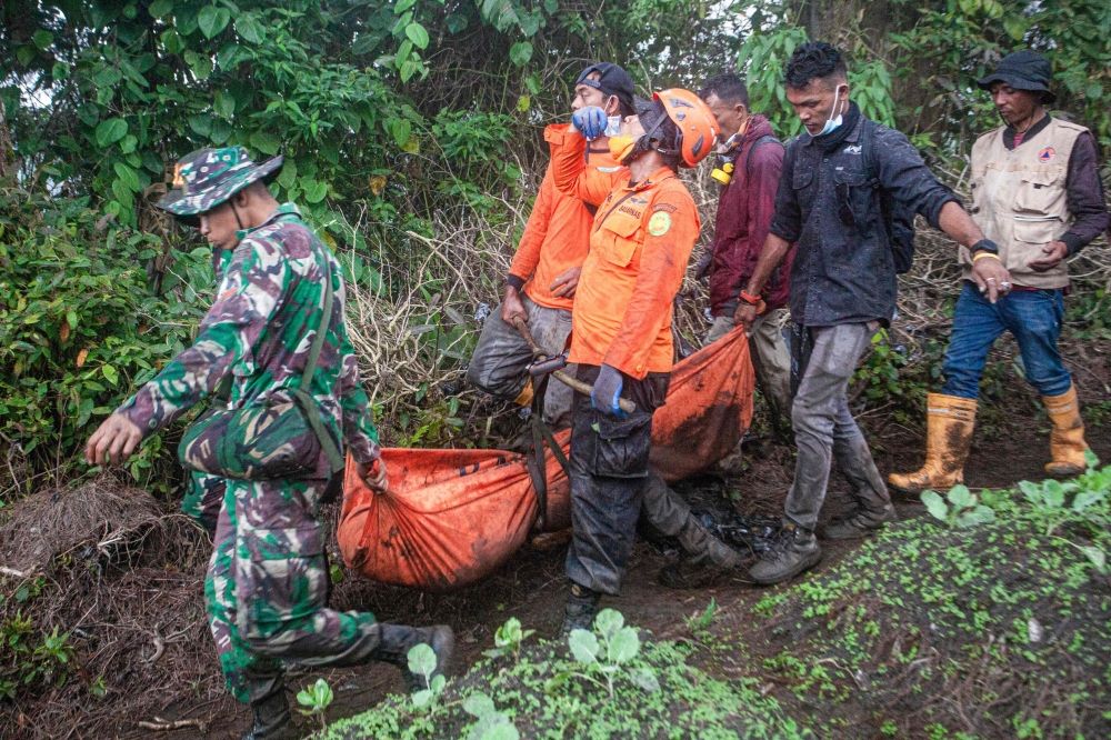 Rescuers evacuate one of the victims who died on Mount Marapi when it erupted on December 3, in Agam, West Sumatra province December 5, 2023. — AFP pic