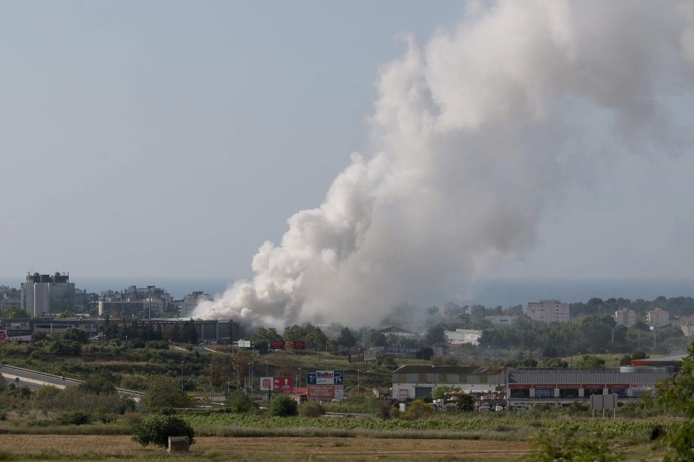 Industrial fire in Spain releases toxic chlorine cloud, forcing 160,000 residents indoors across five towns A picture taken on May 10, 2025 shows smoke billowing from a building storing pool cleaning products, in the coastal city of Vilanova i la Geltru, south of Barcelona. Spanish authorities told more than 160,000 people near Barcelona to stay indoors on May 10 after a fire at an industrial property released a toxic cloud of chlorine over a wide area. — AFP pic