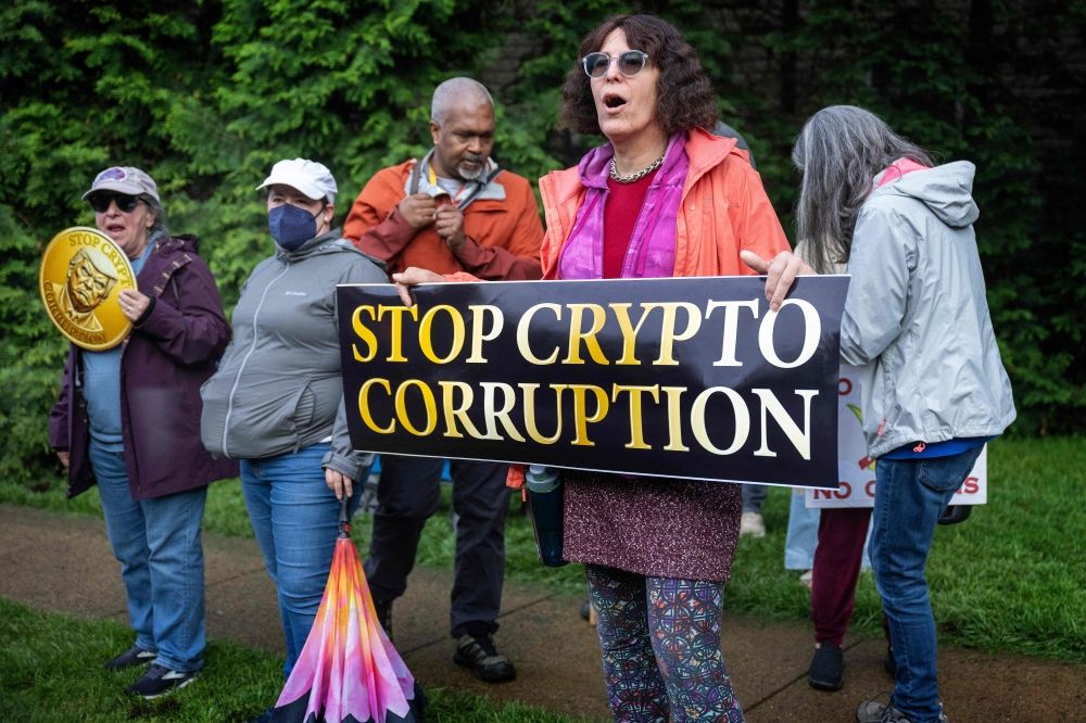 Demonstrators shout outside Trump National Golf Course in Sterling, Virginia, on May 22, 2025. US President Donald Trump is attending a private dinner at his club for the top 220 buyers of his memecoin $TRUMP. — AFP pic