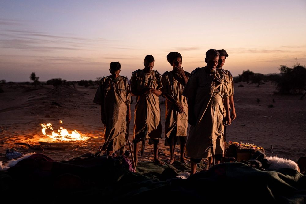 Members of the Mehariste National Guard pray after setting camp on the outskirts of Oualata April 6, 2025. — AFP pic