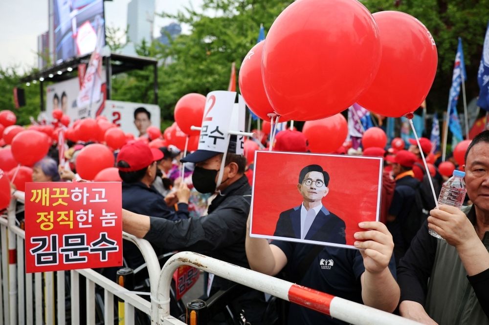 ‘Decentralise power’: South Koreans eye historic constitutional change in wake of crisis Supporters of Kim Moon-soo, the presidential candidate for South Korea's conservative People Power Party, gather ahead of the second televised debate for the upcoming presidential election in Seoul, South Korea May 23, 2025. — Reuters pic