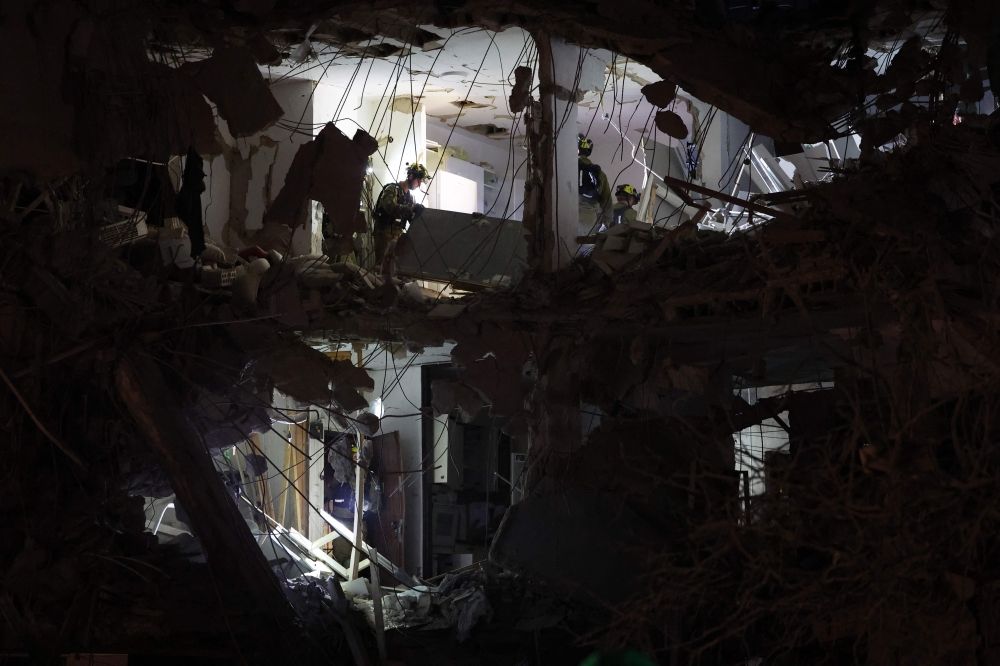 Israeli troops check a building hit by a missile fired from Iran, in Ramat Gan near Tel Aviv on June 13, 2025. — AFP pic