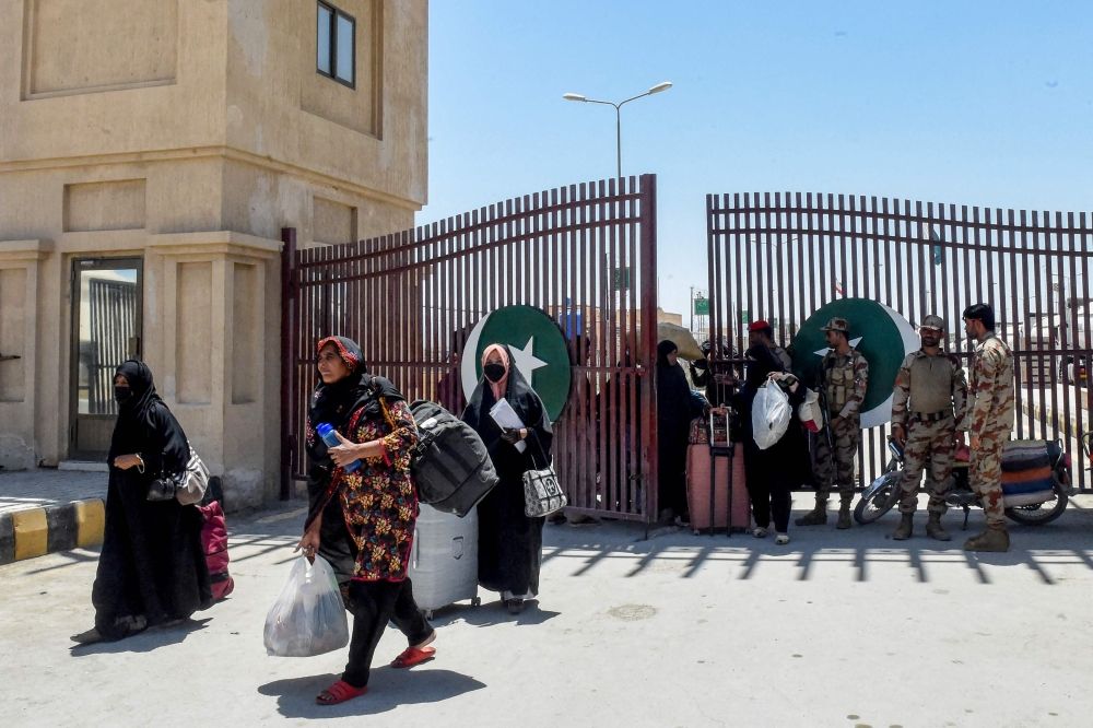 Pakistani pilgrims evacuated from Iran walk across the Pakistan-Iran border at Taftan, Balochistan province on June 18, 2025, amid the ongoing conflict between Israel and Iran. — AFP pic