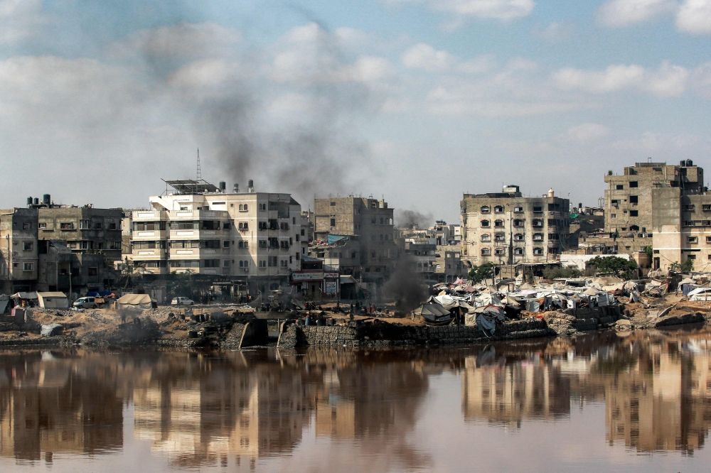 Encampments sheltering Palestinians displaced by conflict are pitched near the Sheikh Radwan wastewater collection pond, which is nearing its filling capacity, in Gaza City on July 14, 2025. — AFP pic Encampments sheltering Palestinians displaced by conflict are pitched near the Sheikh Radwan wastewater collection pond, which is nearing its filling capacity, in Gaza City on July 14, 2025. — AFP pic