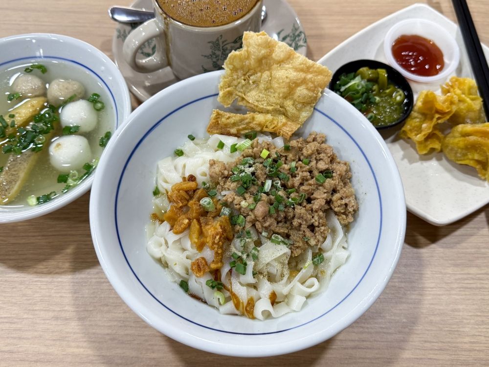 Minced Meat Hakka Mee is like a comforting hug from a loved one. Minced Meat Hakka Mee is like a comforting hug from a loved one.