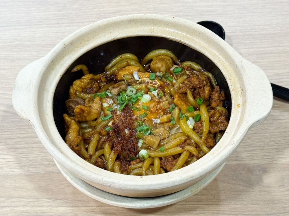 Claypot Dry Lou Shu Fun is not too saucy and filled with goodies similar to what's served with their pork noodles. Claypot Dry Lou Shu Fun is not too saucy and filled with goodies similar to what's served with their pork noodles.