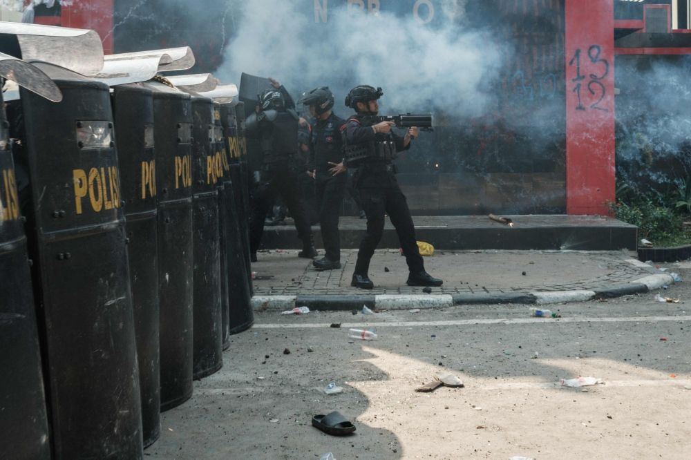 Members of the Mobile Brigade Corps, or 'Brimob', fire tear gas at people during clashes following the death of a motorcycle taxi driver the night before, in front of the Brimob headquarters in Jakarta on August 29, 2025. — AFP pic Members of the Mobile Brigade Corps, or 'Brimob', fire tear gas at people during clashes following the death of a motorcycle taxi driver the night before, in front of the Brimob headquarters in Jakarta on August 29, 2025. — AFP pic