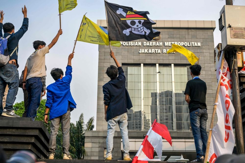 A man waves a pirate flag from the Japanese anime ‘One Piece’, an internet trend used to criticise government policies, in front of the Greater Jakarta Metropolitan Regional Police headquarters in Jakarta on August 29, 2025, after a ride-hailing driver was killed by a police vehicle. — AFP pic A man waves a pirate flag from the Japanese anime ‘One Piece’, an internet trend used to criticise government policies, in front of the Greater Jakarta Metropolitan Regional Police headquarters in Jakarta on August 29, 2025, after a ride-hailing driver was killed by a police vehicle. — AFP pic