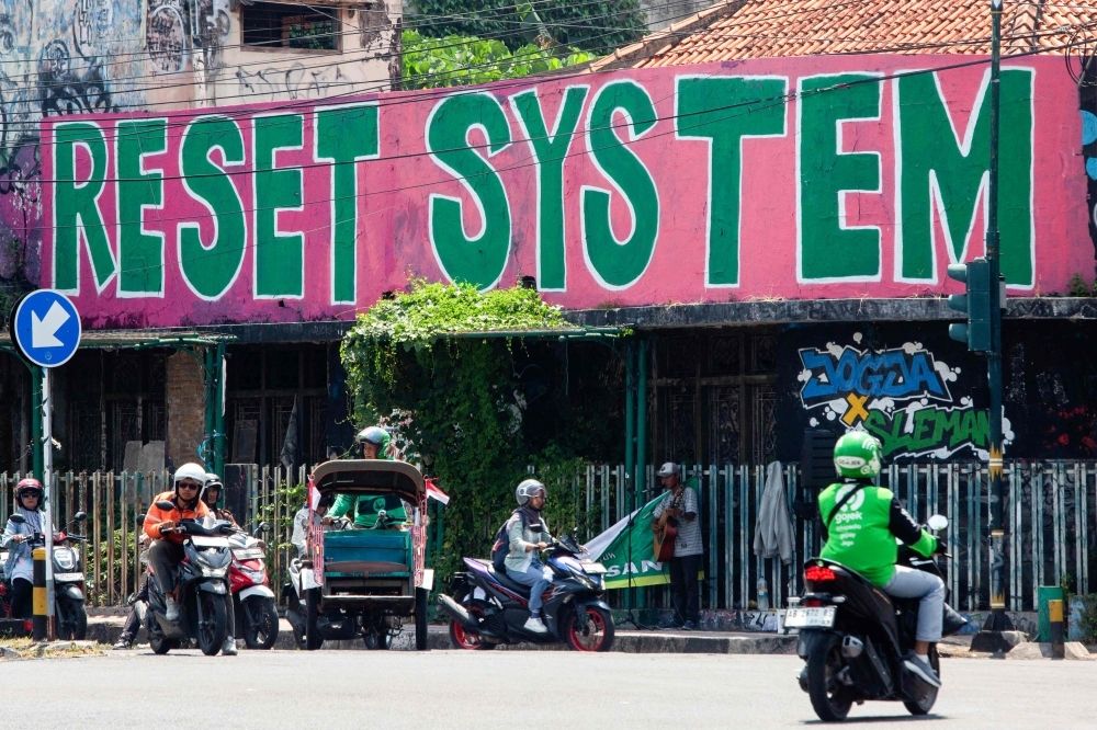 From Jakarta to Instagram, pink and green emerge as protest symbols in Indonesia Pink and green have quickly come to symbolise a solidarity movement after violent protests, sparked by discontent over economic inequality and lavish perks for lawmakers, rocked Southeast Asia’s biggest economy. — AFP pic