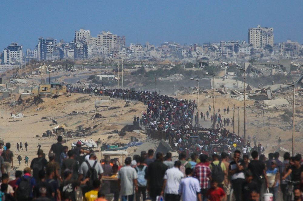 Ceasefire brings wave of returning Palestinians, walking north to check on homes and loved ones Full of grief after two years of war but glad to be going home, thousands of displaced Palestinians set off across the Gaza Strip on Friday, as a truce between Israel and Hamas took hold. — AFP pic