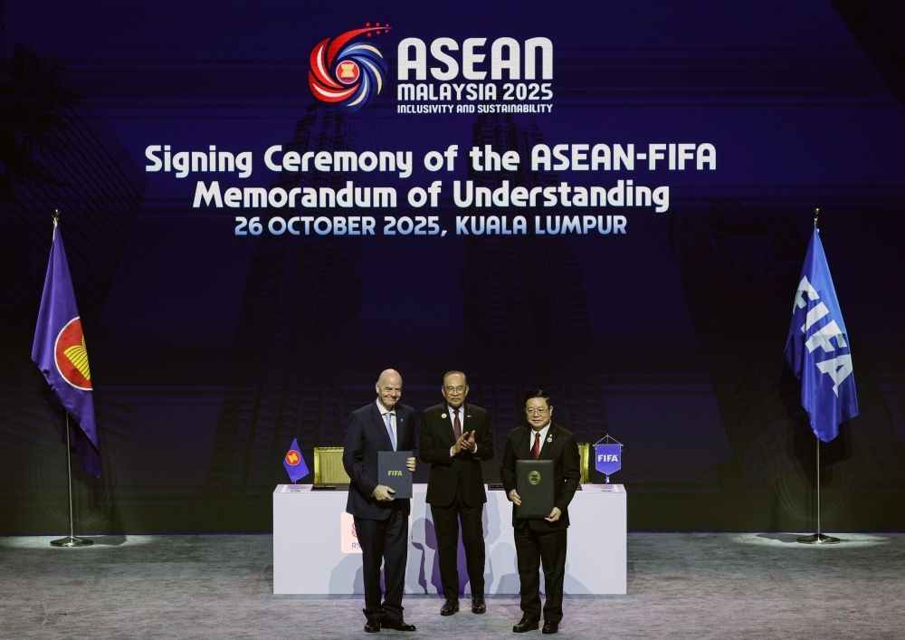 Fifa chief Infantino unveils Asean Cup at KL summit, aims to ‘unite region through football’ Prime Minister Datuk Seri Anwar Ibrahim witnesses the signing of the Asean-Fifa Memorandum of Understanding between Asean Secretary-General Dr Kao Kim Hourn and Fida President Gianni Infantino on the sidelines of the 47th Asean Summit and Related Summits at the Kuala Lumpur Convention Centre (KLCC) yesterday. — Bernama pic